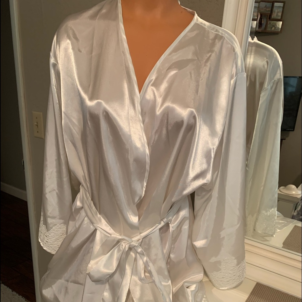 Beautiful white satin feel robe women’s XL